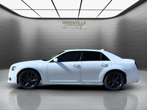 Used 2022 Chrysler 300 Touring L RWD image 2