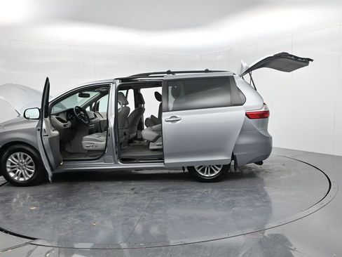 Used 2015 Toyota Sienna XLE image 67