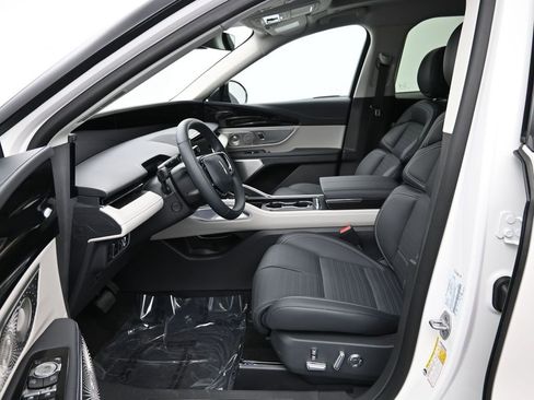 New 2025 Lincoln Nautilus Reserve image 12