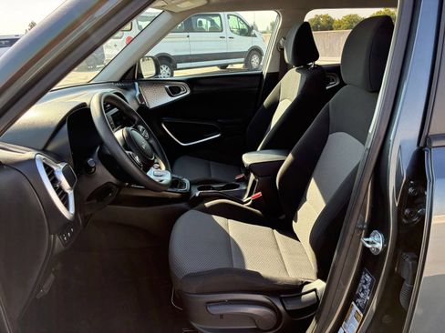 Used 2025 Kia Soul LX w/ LX Technology Package FWD image 23