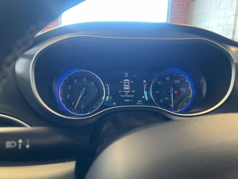 Used 2024 Chrysler Pacifica Touring-L FWD image 22