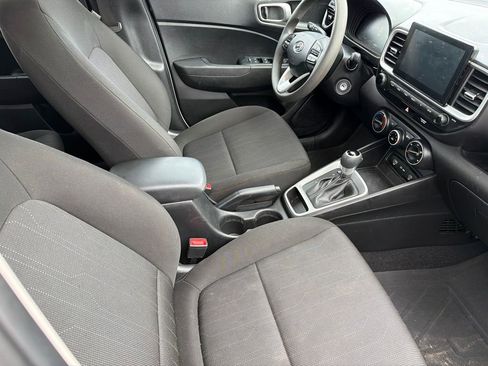 Used 2025 Hyundai Venue SE FWD image 12