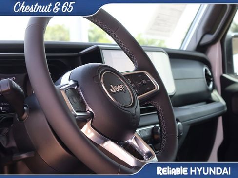 Used 2025 Jeep Wrangler Unlimited Sahara AWD/4WD image 25