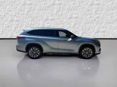 Used 2020 Toyota Highlander Platinum FWD image 2