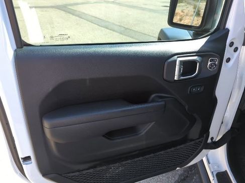 Certified 2024 Jeep Gladiator Rubicon w/ Technology Group image 17