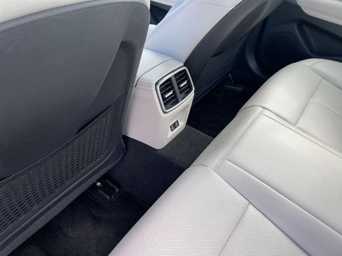 Used 2025 Genesis G70 2.5T image 24