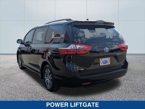 Used 2020 Toyota Sienna XLE w/ XLE Navigation Package FWD image 3