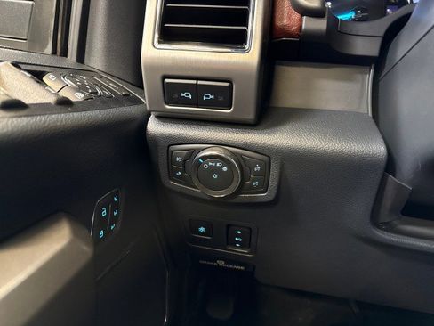 Used 2022 Ford F350 Platinum w/ FX4 Off-Road Package image 33