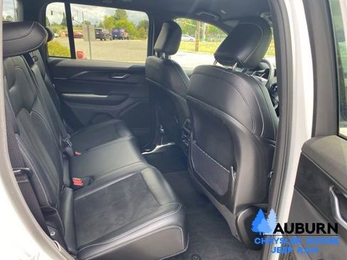 Used 2025 Jeep Grand Cherokee Altitude AWD/4WD image 18