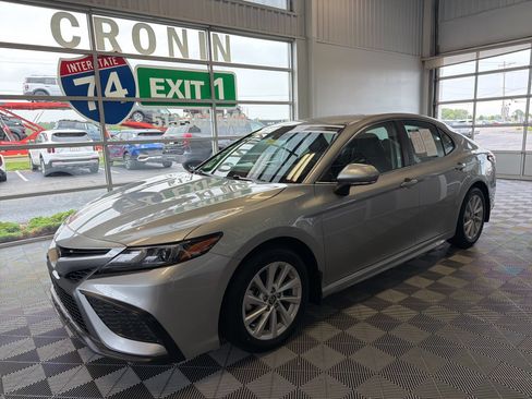 Used 2024 Toyota Camry SE FWD image 3