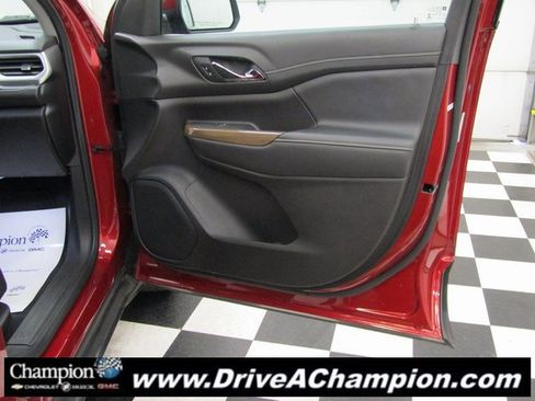 Used 2023 GMC Acadia SLE image 37