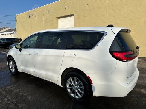 New 2026 Chrysler Pacifica Select AWD/4WD image 11