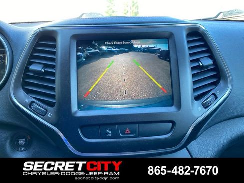 Used 2019 Jeep Cherokee Trailhawk w/ Cold Weather Group AWD/4WD image 16