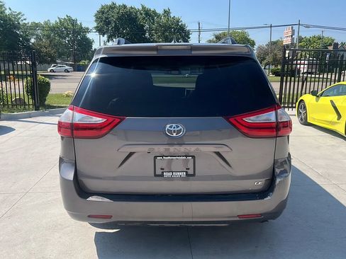 Used 2018 Toyota Sienna LE w/ Carpet Mat Package image 6