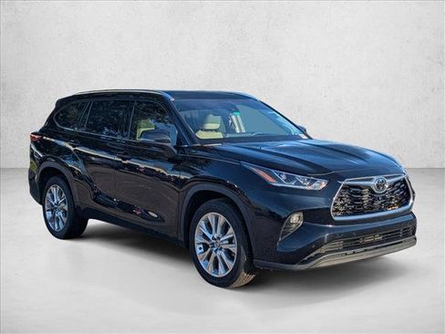 Used 2022 Toyota Highlander Limited FWD image 3