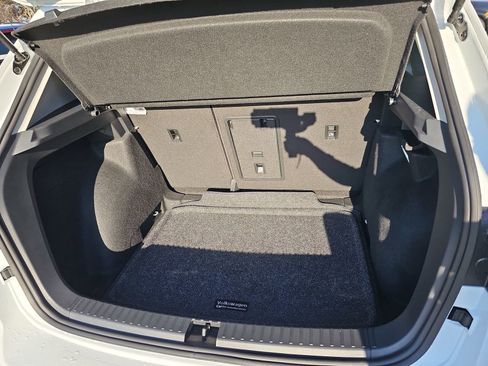 Certified 2025 Volkswagen Taos SE image 12