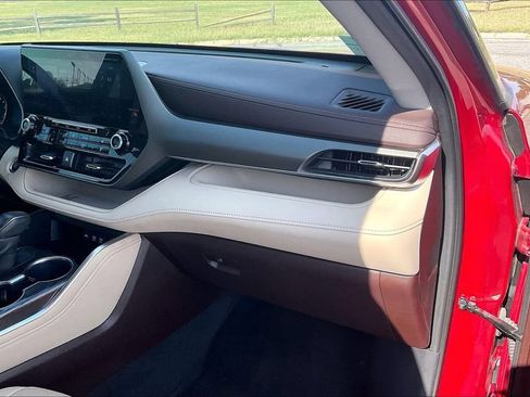 Used 2020 Toyota Highlander Limited FWD image 14
