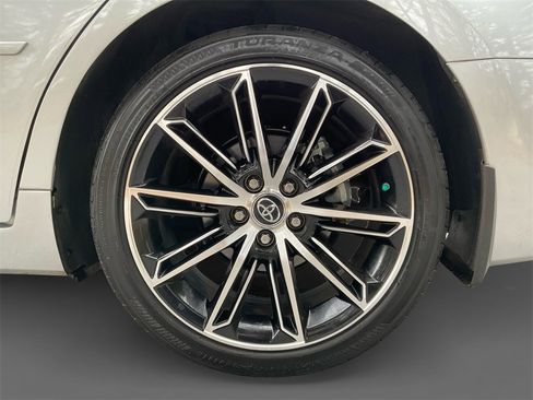 Used 2019 Toyota Avalon Touring image 10