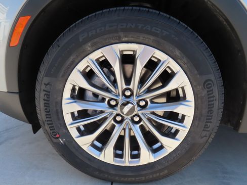 Used 2024 Cadillac XT4 Premium Luxury image 5