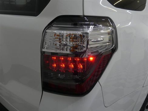 Used 2018 Toyota 4Runner TRD Off-Road Premium AWD/4WD image 15