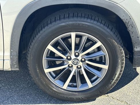 Used 2018 Toyota Highlander XLE image 12