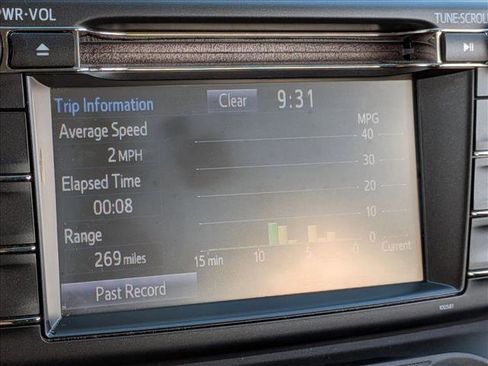 Used 2018 Toyota RAV4 LE FWD image 9
