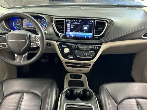 Used 2023 Chrysler Pacifica Touring-L FWD image 15