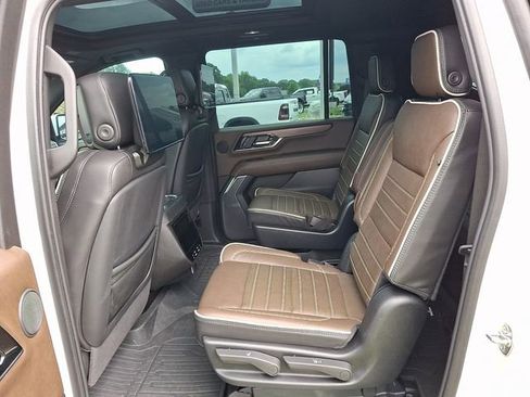 Used 2025 GMC Yukon XL Denali Ultimate w/ LPO, Illumination Package AWD/4WD image 9