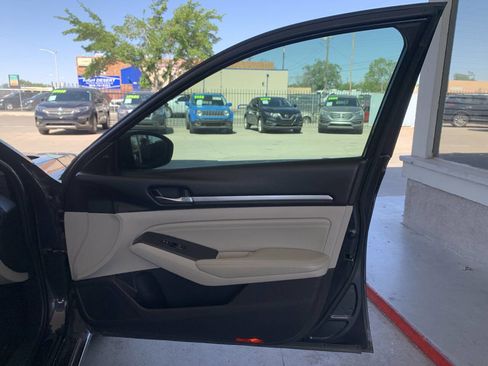 Used 2019 Nissan Altima 2.5 SL FWD image 11
