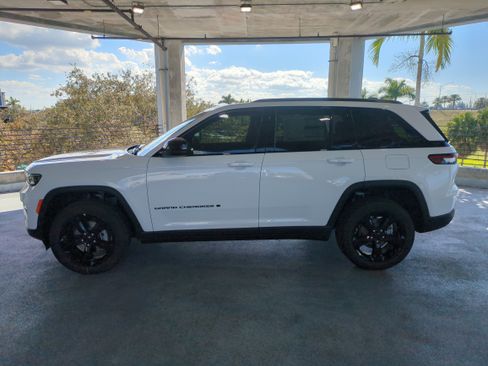 New 2025 Jeep Grand Cherokee Altitude image 8