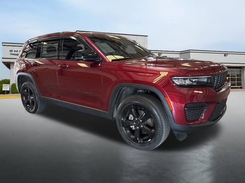 Used 2024 Jeep Grand Cherokee Altitude image 7