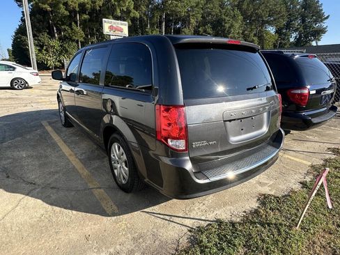 Used 2020 Dodge Grand Caravan SE w/ UConnect Hands-Free Group image 5