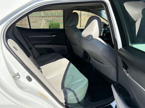 Used 2018 Toyota Camry SE w/ Moonroof Package FWD image 12