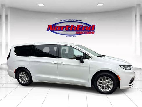 Used 2024 Chrysler Pacifica Touring-L FWD image 2
