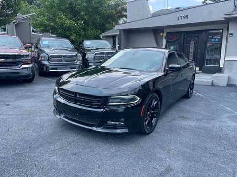 Used 2017 Dodge Charger R/T w/ Navigation & Travel Group RWD image 2