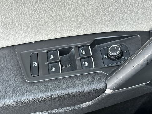 Used 2018 Volkswagen Tiguan SE image 13