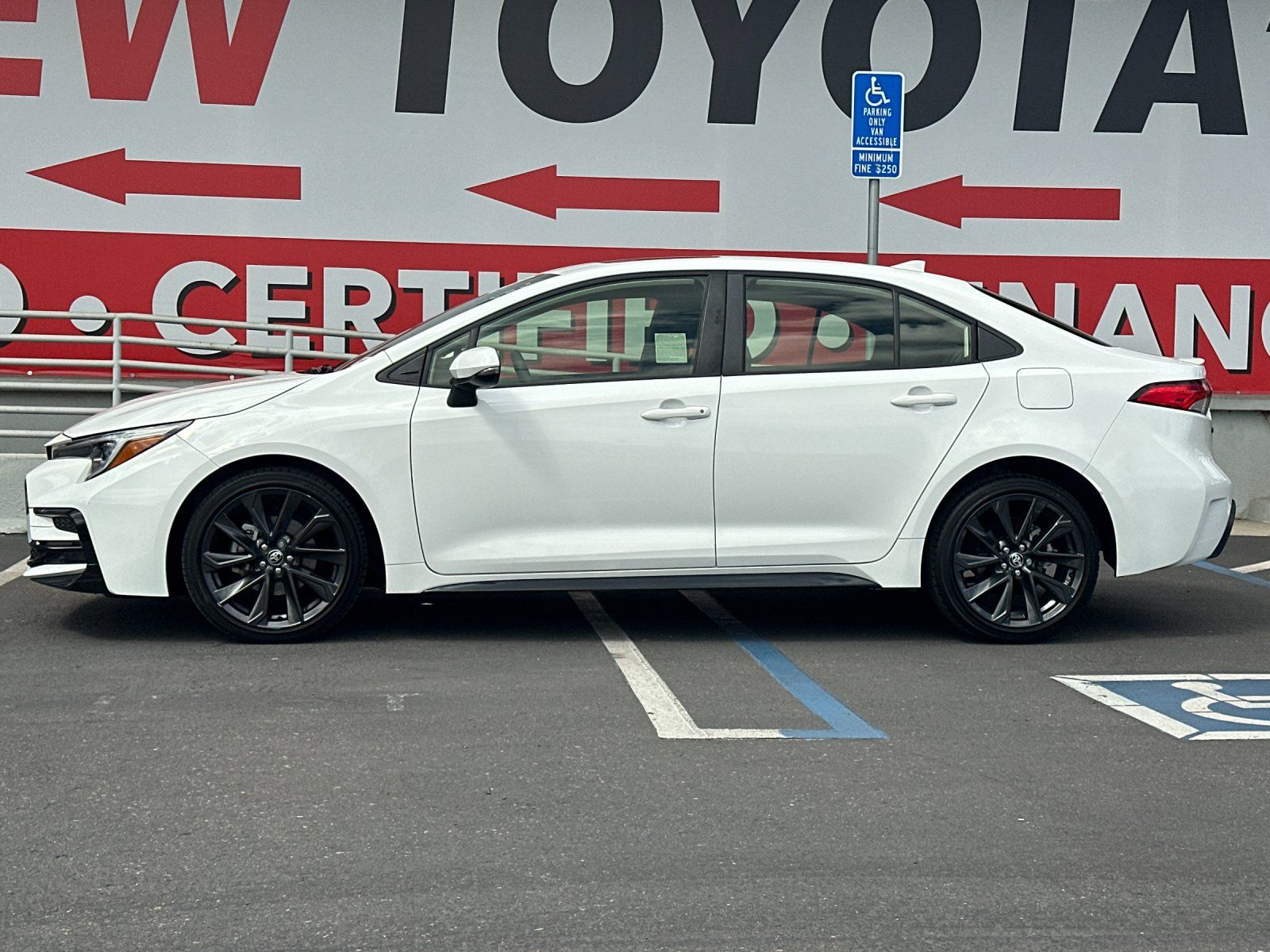 Used 2023 Toyota Corolla SE w/ SE Premium Package FWD image 2