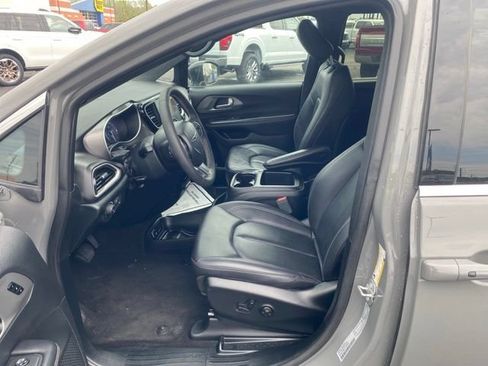 Used 2025 Chrysler Pacifica Select FWD image 10
