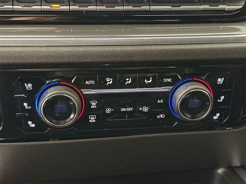 Used 2024 Chevrolet Silverado 2500 High Country image 17