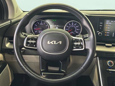 Used 2023 Kia Carnival LX FWD image 27