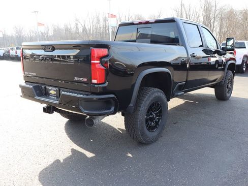 Used 2025 Chevrolet Silverado 2500 ZR2 w/ Technology Package image 31