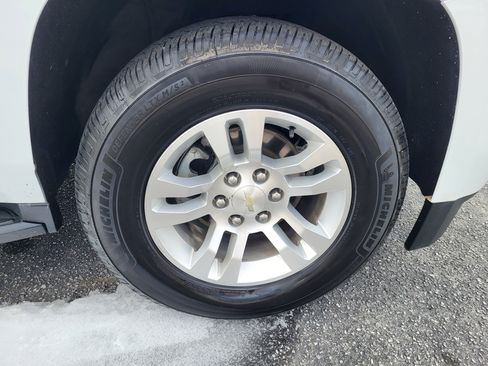 Used 2019 Chevrolet Suburban LT image 7