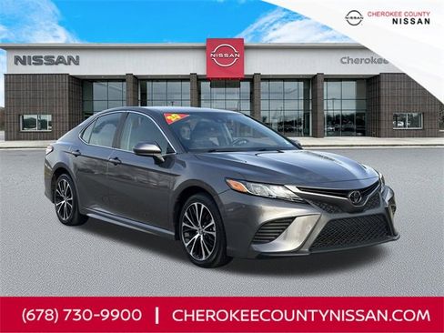 Used 2020 Toyota Camry SE image 1