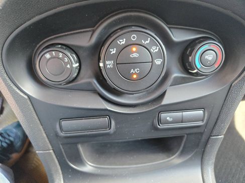 Used 2013 Ford Fiesta SE w/ Moon & Mood Pkg FWD image 19