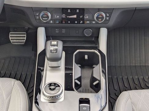Used 2025 Mitsubishi Outlander AWD image 18