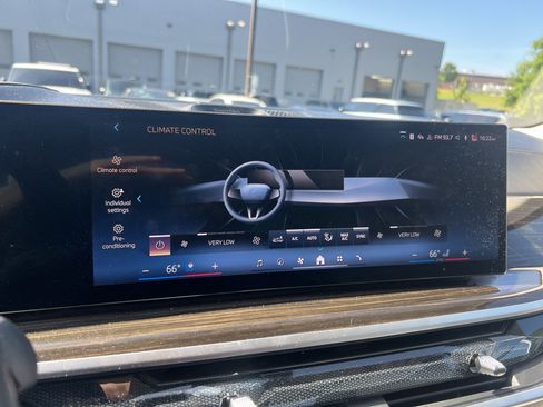 Used 2024 BMW X7 xDrive40i w/ M Sport Package AWD/4WD image 25