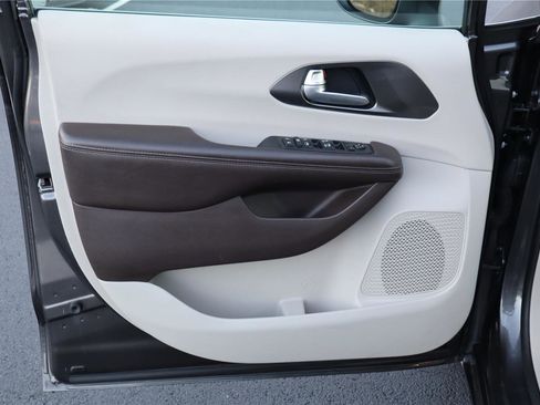 Used 2017 Chrysler Pacifica Touring w/ Tire & Wheel Group image 13