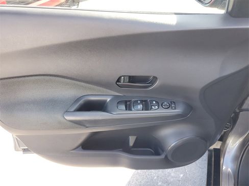 Used 2019 Nissan Kicks S image 17