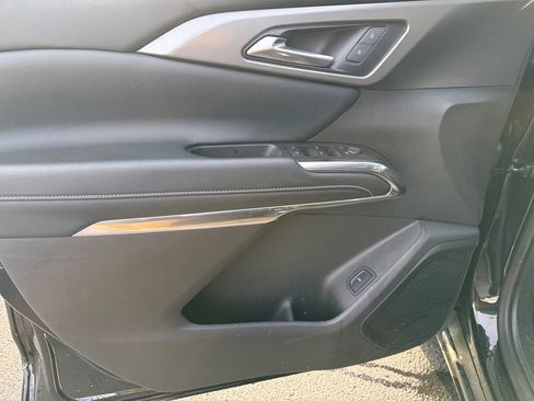 Used 2025 Chevrolet Traverse LT image 12