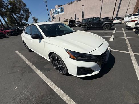 Used 2025 Nissan Altima 2.5 SR FWD image 3